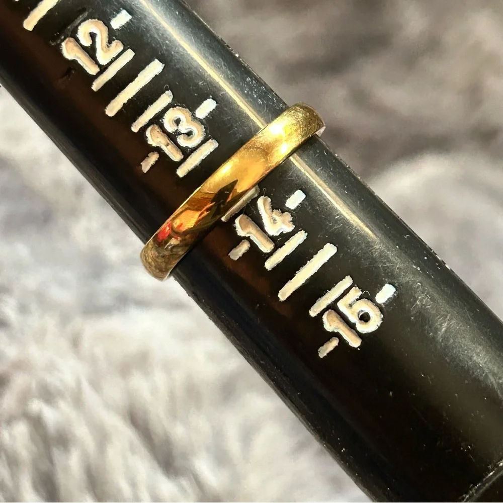 Men’s 18kt solid yellow gold 4mm classic dome wedding band NIB 13.5